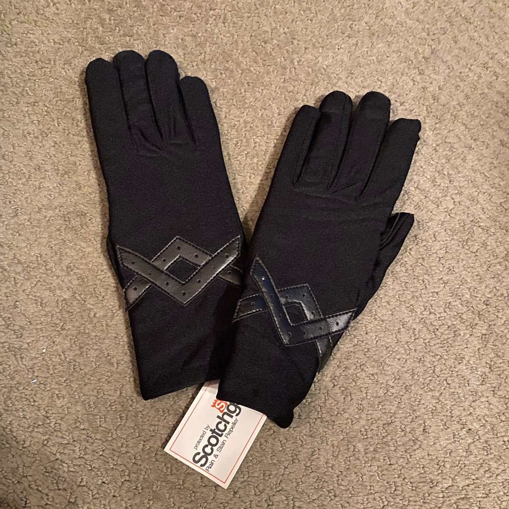 (NWT) black stretch, water-resistant driving gloves. One size fits all.